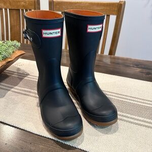 Hunter Rain Boots Size 6 Navy. Like new condition